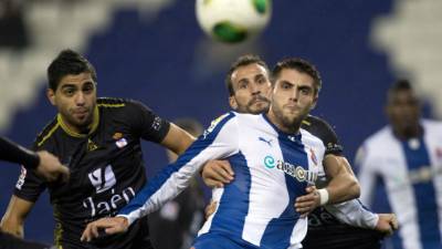 El hispano-hondureño Jonathan Mejía y su compañero Sánchez Servando presionan al centrocampista del Espanyol, David López, durante el partido de vuelta de dieciseisavos de final de la Copa del Rey en Cornellá el Prat.