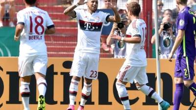Arturo Vidal celebra su gol con sus compañeros de equipo Mario Goetze y Juan Bernat durante el partido contra el FC Noettingen.