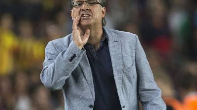 Tata Martino da instrucciones a sus jugadores durante el juego ante Real Sociedad.