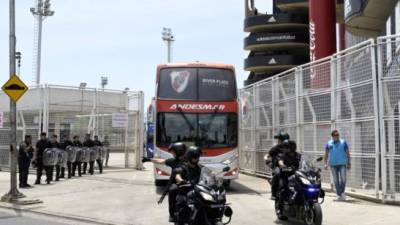 El plantel de River Plate fue despedido este miércoles desde el estadio Monumental, donde partió al aeropuerto de Ezeiza para tomar un vuelo chárter hacia Madrid. Foto: AFP