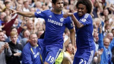 Diego Costa y Willian festejan contra el Aston Villa.