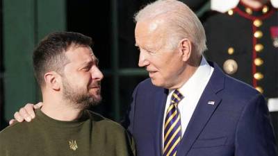 El presidente de Ucrania Volodímir Zelenski, y el presidente de Estados Unidos, Joe Biden.