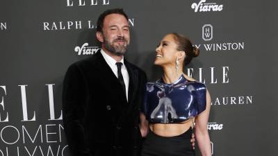 Ben Affleck y Jennifer López en la Galla de Elle's 2023 Women in Hollywood celebration.