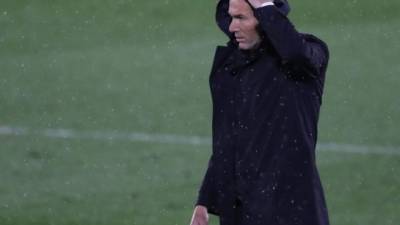 El técnico francés del Real Madrid, Zinedine Zidane, durante el encuentro correspondiente a las semifinales de la Liga de Campeones. Foto EFE.