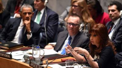 La presidenta de Argentina, Cristina Fernandez de Kirchner, se dirige al Consejo de Seguridad bajo la atenta mirada de Barack Obama.