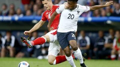 Kingsley Coman luchando la pelota en el centro del campo.