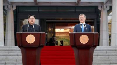 El líder norcoreano Kim Jong-un y el presidente surcoreano, Moon Jae-in anuncian un acuerdo tras la cumbre intercoreana en la Zona Desmilitarizada en Panmunjom (Corea del Sur) este 27 de abril. EFE