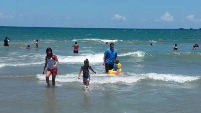 Poco a poco los veraneantes empiezan a desplazarse hacia las playas de Tela, Atlántida.