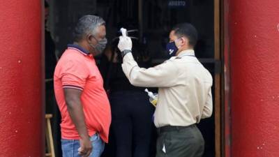 “La gente no utiliza mascarillas, no respeta el aislamiento y se comporta como si no ocurriera nada', dijo Harry Bock, jefe de la Región Sanitaria Metropolitana del Distrito Central.