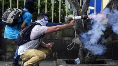 Manifestantes opositores se enfrentaron con policías antimotines en varias ciudades de Nicaragua, agravando la crisis que azota el país desde hace seis semanas./AFP.