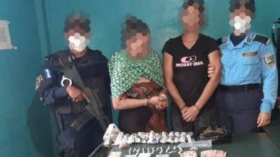 Las mujeres fueron detenidas mientras presuntamente distribuían drogas en un barrio de Trojes, oriente de Honduras.