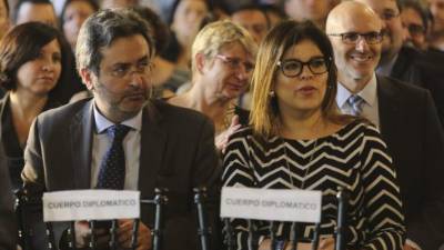 El vocero de la Maccih, Juan Jiménez Mayor, y Claudia Barrientos.