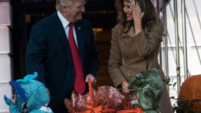 Donald y Melania Trump celebraron su primera Noche de Brujas en la Casa Blanca con una recepción para cientos de niños, en su mayoría hijos de militares estadounidenses.