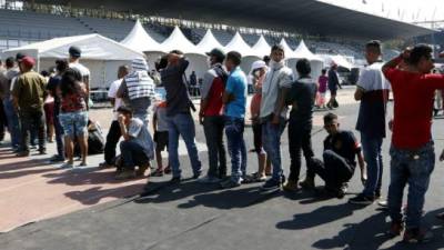 Más de 1,000 migrantes centroamericanos de la caravana fueron reubicados en nuevos albergues./Reforma.