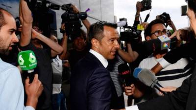 Footballing super-agent Jorge Mendes (C), surrounded by journalists, arrives at the Court in Pozuelo de Alarcon on June 27, 2017 to be questioned by Spanish judge as part of a probe into Colombian striker Radamel Falcao's alleged tax evasion. / AFP PHOTO / PIERRE-PHILIPPE MARCOU