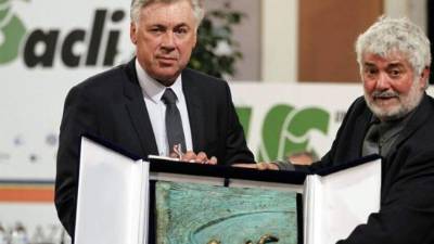 Carlo Ancelotti al momento de recibir el premio en Roma.
