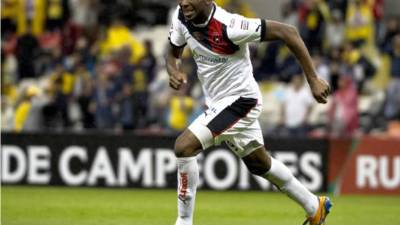 Jerry Palacios corre a celebrar su gol contra el América en el propio estadio Azteca.