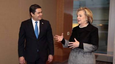 El mandatario Juan O. Hernández junto a la ex secretaria de Estados Unidos, Hillary Clinton hoy en New York.