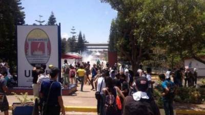 Un grupo de estudiantes que protestaba frente a los accesos de la Universidad Nacional Autónoma de Honduras (UNAH) en Tegucigalpa fueron desalojados por la Policia Nacional.