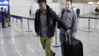 David Miranda a su llegada al aeropuerto de Río de Janeiro fue recibido por Glenn Greenwald.