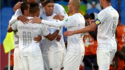 Brazil's Atletico Mineiro Chilean Eduardo Vargas (R) celebrates with teammate Jo after scoring against Colombia's America de Cali during the Copa Libertadores football tournament group stage match at the Romelio Martinez Stadium in Barranquilla, Colombia, on May 13, 2021. (Photo by RICARDO MALDONADO ROZO / POOL / AFP)