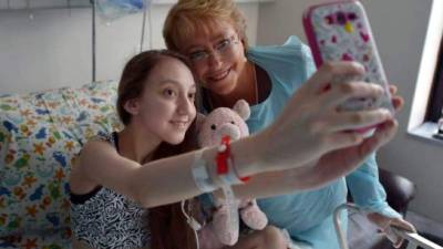 La mandataria Michelle Bachelet visitó a Valentina en el hospital luego de que la menor le pidiera públicamente al Gobierno que le permitiera la eutanasia.