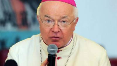 El juicio sin precedentes en el Vaticano contra un religioso por pederastia no se celebrará, pues el acusado, el polaco Jozef Wesolowski, exnuncio de la República Dominicana, fue hoy encontrado muerto en la habitación de su residencia en los Jardines Vaticanos.