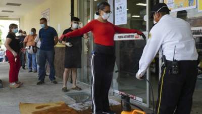 Ayer hubo circulación de carros por la apertura de bancos y comercios. Fotos: Moisés Valenzuela.