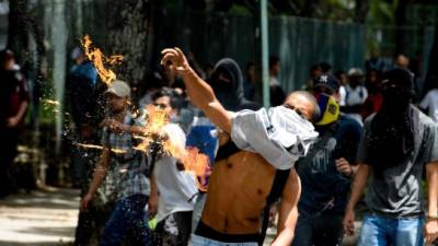 La tensión aumenta cada día en el país venezolano ante el silencio del CNE en el proceso de revocatorio contra Maduro. Fotos: AFP