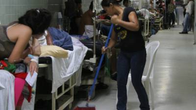 Los aseadores esperan que les paguen pronto lo que les deben.