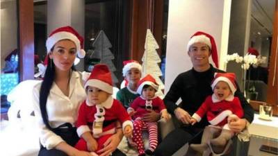 Cristiano Ronaldo junto a su novia Georgina Rodríguez y sus hijos deseando una Feliz Navidad.