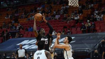 El pívot Bam Adebayo surgió en el momento que más lo necesitó su equipo del Miami Heat. Foto AFP.
