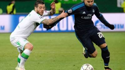 Jesé en la disputa de la pelota con Vieirinha. Foto EFE/ Peter Steffen.