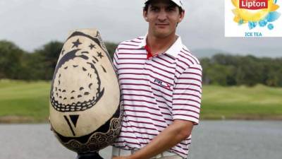 Felipe Velázquez posando con su trofeo de campeón del Honduras Open. Foto Delmer Martínez