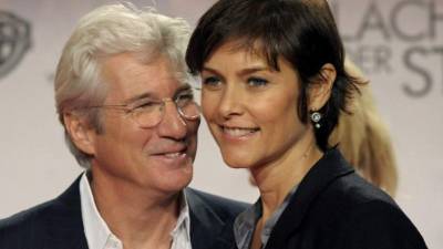 Richard Gere posa con Carey Lowell en la presentación de la película “La sonrisa de las estrellas”, en Berlín, Alemania.