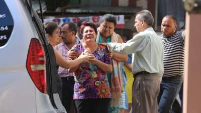 La esposa del profesor Mario Morazán es consolada por sus compañeros de gremio a su llegada a la morgue.