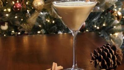 Una forma tradicional de servirlo es con un trozo de canela.