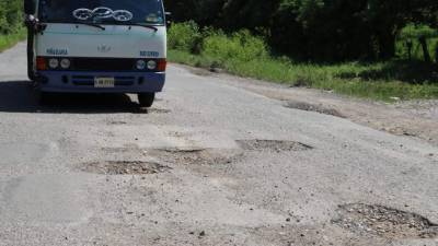 Por la vía transitan las rutas de transporte y equipo pesado de varias empresas.