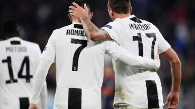 Cristiano Ronaldo celebrando con Mario Mandzukic el gol frente al Valencia. Foto AFP