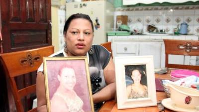 Jeni Iscoa muestra una fotografía de su hermana Julissa Magdalena Maradiaga Iscoa.