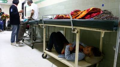 Una paciente que tiene días cuidando a su abuela interna en el hospital vio en la plancha de abajo de las camillas que sirve como maletero un lugar para descansar un rato.