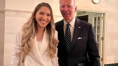 Fabiana Rosales junto al presidente estadounidense, Joe Biden, en la Casa Blanca.