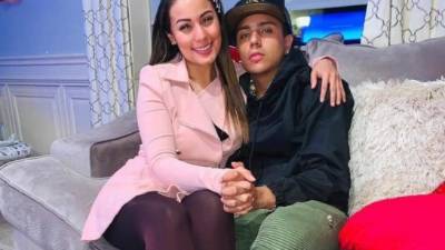 La periodista Elsa Oseguera y el cantante Davis Flow.