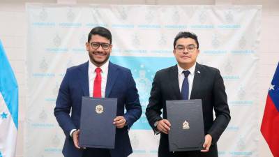 <b><span class=mln_uppercase_mln>firma.</span></b> El vicecanciller Gerardo Torres y el viceministro para Latinoamérica de Venezuela firmaron el documento en Tegucigalpa