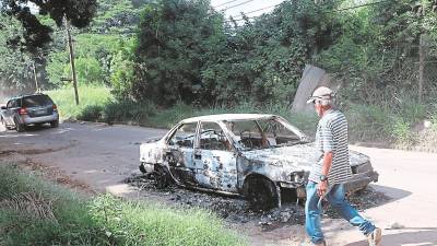 <b><span class=mln_uppercase_mln>Lugar.</span></b> El taxi fue encontrado calcinado en una calle.