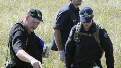Investigadores australianos y holandeses examinan los restos del vuelo MH17 de la compañía aérea Aerolíneas Malasia. EFE/Archivo
