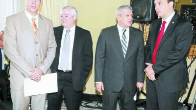 Ejecutivos de las dos telefónicasen el lanzamiento oficial.