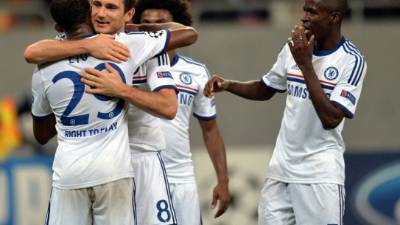 Frank Lampard es felicitado por Samuel Eto'o y Ramires tras su gol en Bucarest.