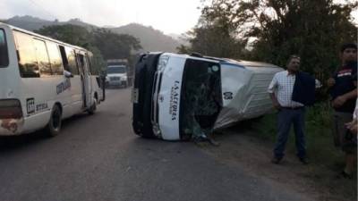 El rapidito volcó luego de que supuestamente otro bus le quitara el derecho de vía para rebasarle a otro carro.