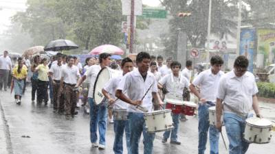 La tormenta no impidió el desfile ayer de las escuelas bilingües.